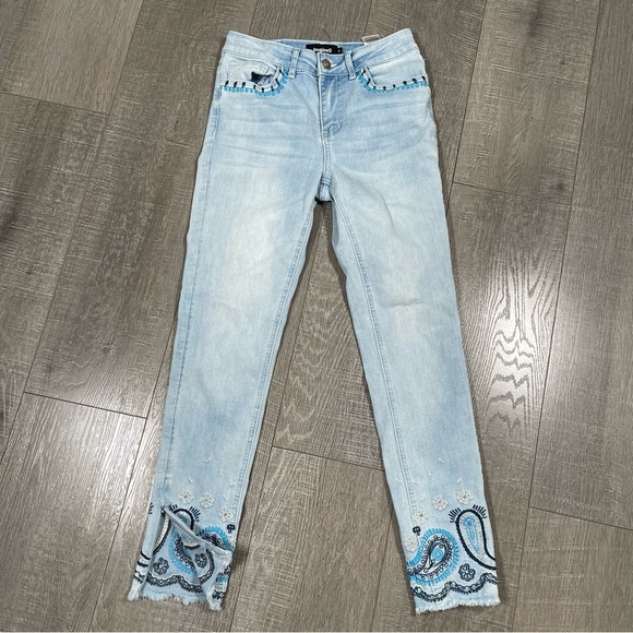 DESIGUAL Blue Embroidered Detail Jeans Size 26 ankle zippers - Picture 1 of 9